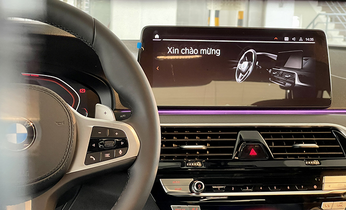 màn hình giải trí BMW 530i 2021.