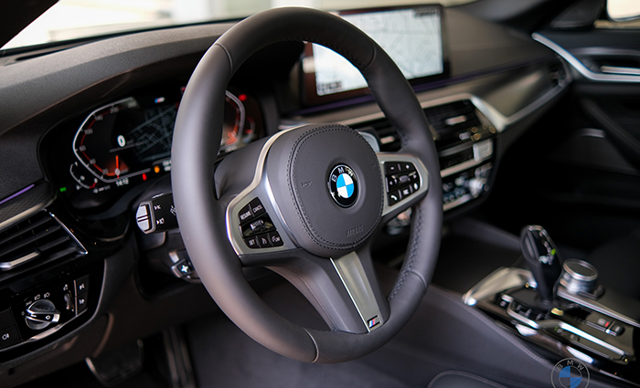 vô-lăng BMW 530i 2021.