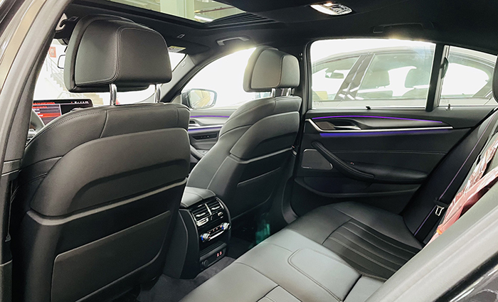 hàng ghế sau BMW 530i 2021.