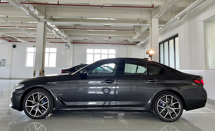 thân xe BMW 530i 2021.