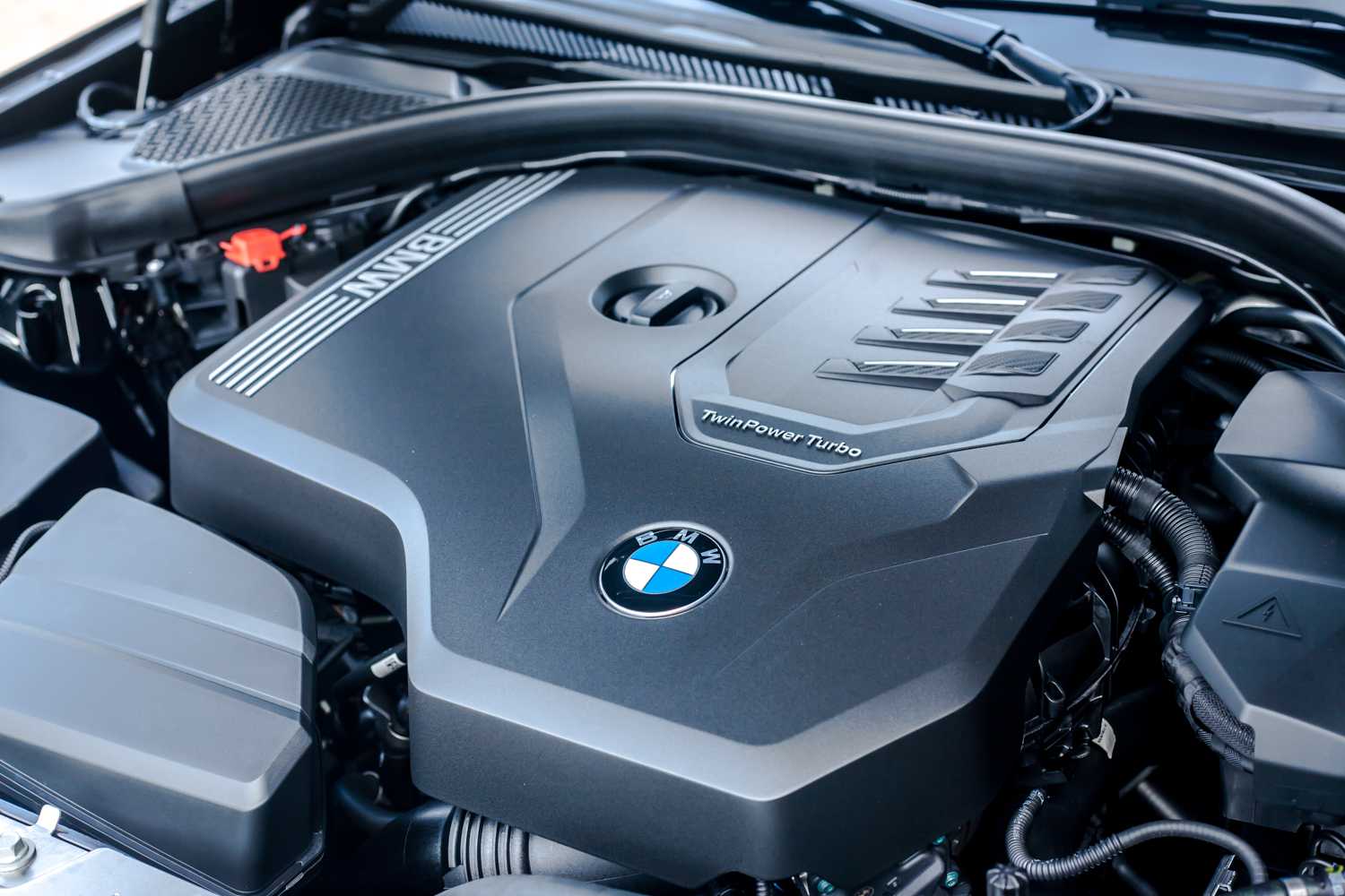 Động cơ xe BMW 330i 2021.