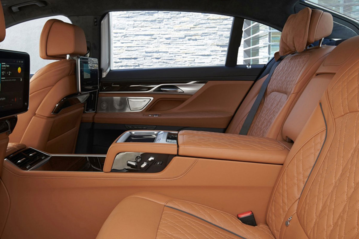 hàng ghế sau xe BMW 740Li.