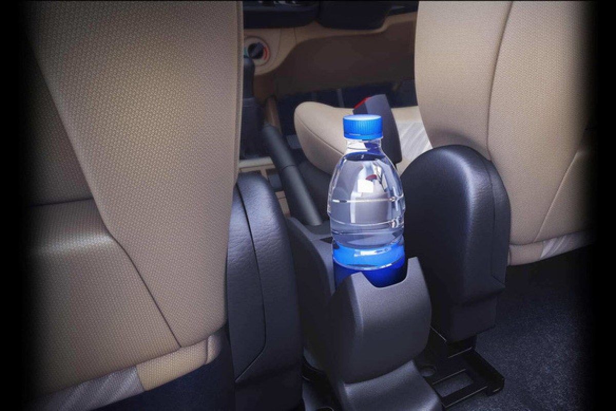 chai nước trong ô tô