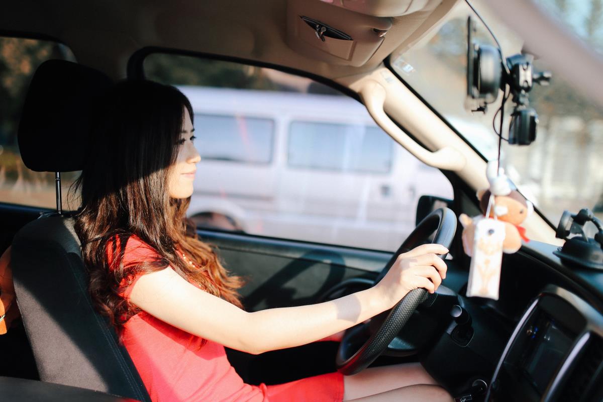 lái xe dưới trời nắng