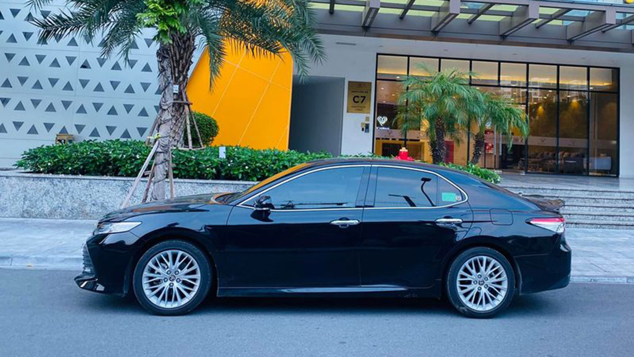 Toyota Camry 2.5Q 2021 siêu lướt bán lỗ hàng trăm triệu đồng a3