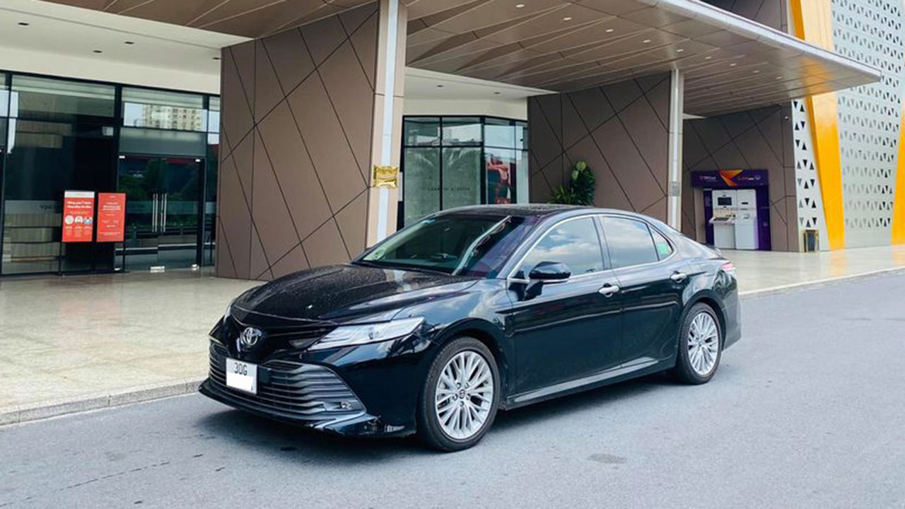 Toyota Camry Hybrid 2021 ra mắt tại Mỹ với giá khởi điểm 656 triệu đồng