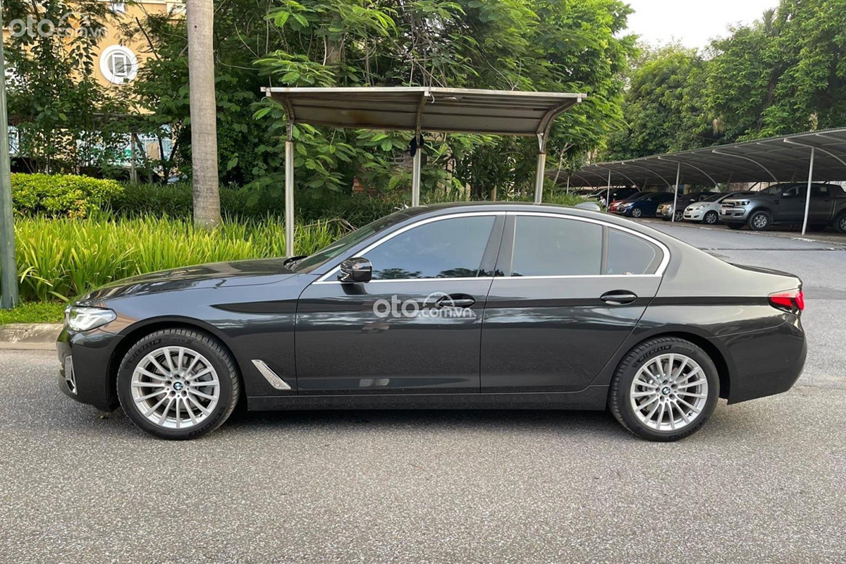 Thân xe BMW 520i 2021 ấn tượng với các đường gân nổi chạy dọc Thân xe BMW 520i 2021 ấn tượng với các đường gân nổi chạy dọc.
