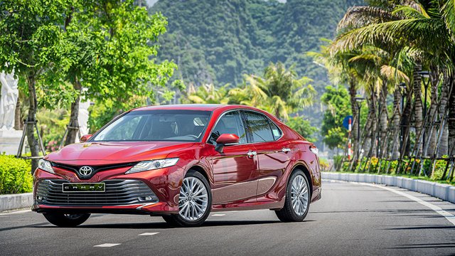 Toyota Camry sở hữu ngoại hình sang trọng, lịch lãm, đúng chất doanh nhân thành đạt.