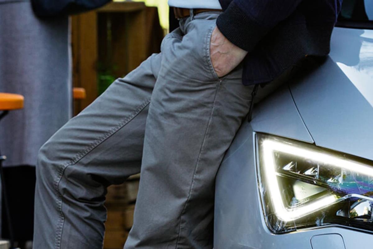 dựa người vào ô tô 1