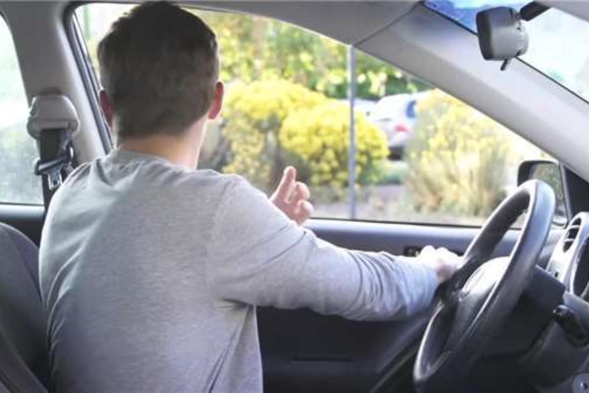 mở cửa xe ô tô