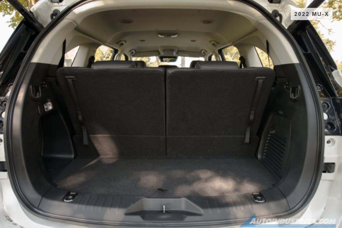 Isuzu mu-X 2022 cốp xe Isuzu mu-X 2022 cốp xe 1