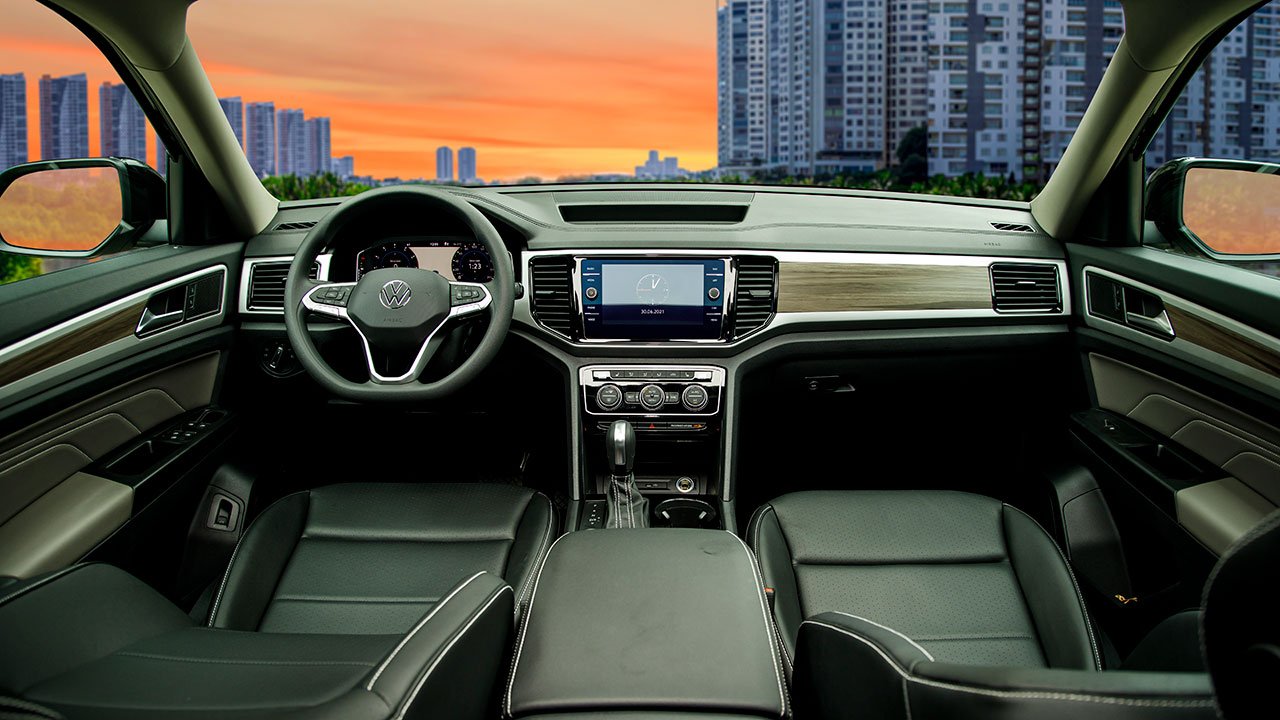 Khoang lái hiện đại, nhiều chi tiết ốp gỗ, mạ crom của Volkswagen Teramont 1
