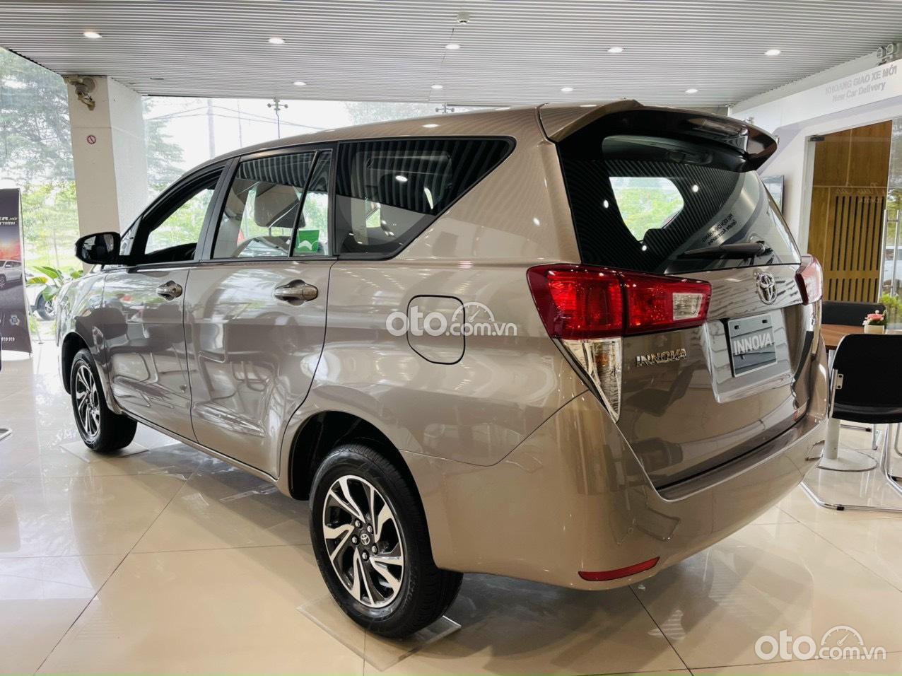 Toyota Innova E MT trả góp chỉ 180 triệu, khuyến mãi chưa từng có, trả góp lên đến 90%, giao xe tận nhà