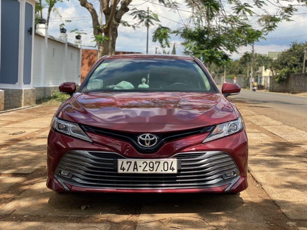 Xe Toyota Camry năm sản xuất 2019, màu đỏ