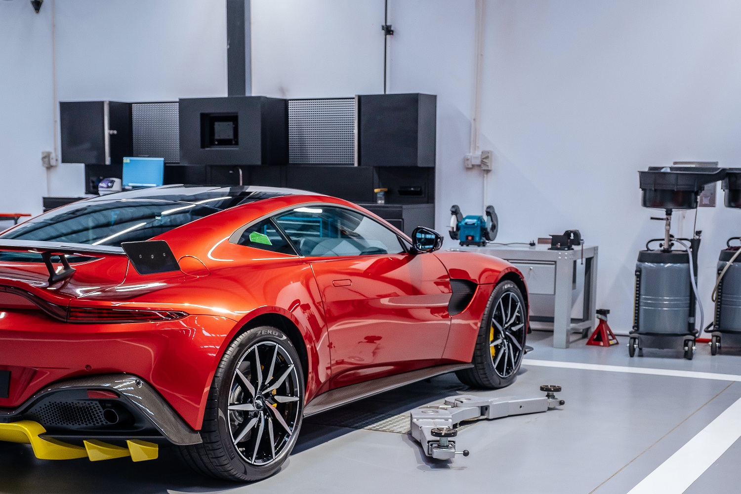 Không chỉ trưng bày Aston Martin DBX, showroom mới của Aston Martin còn trưng bày nhiều mẫu xe khác 1