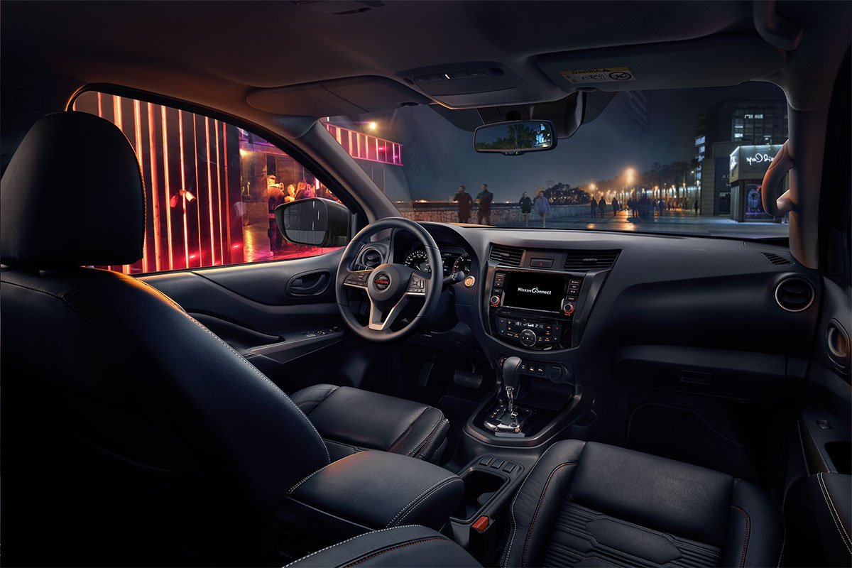 Trang bị nội thất khá ấn tượng với vô lăng 3 chấu tích hợp nút bấm điều khiển đã được làm mới 12