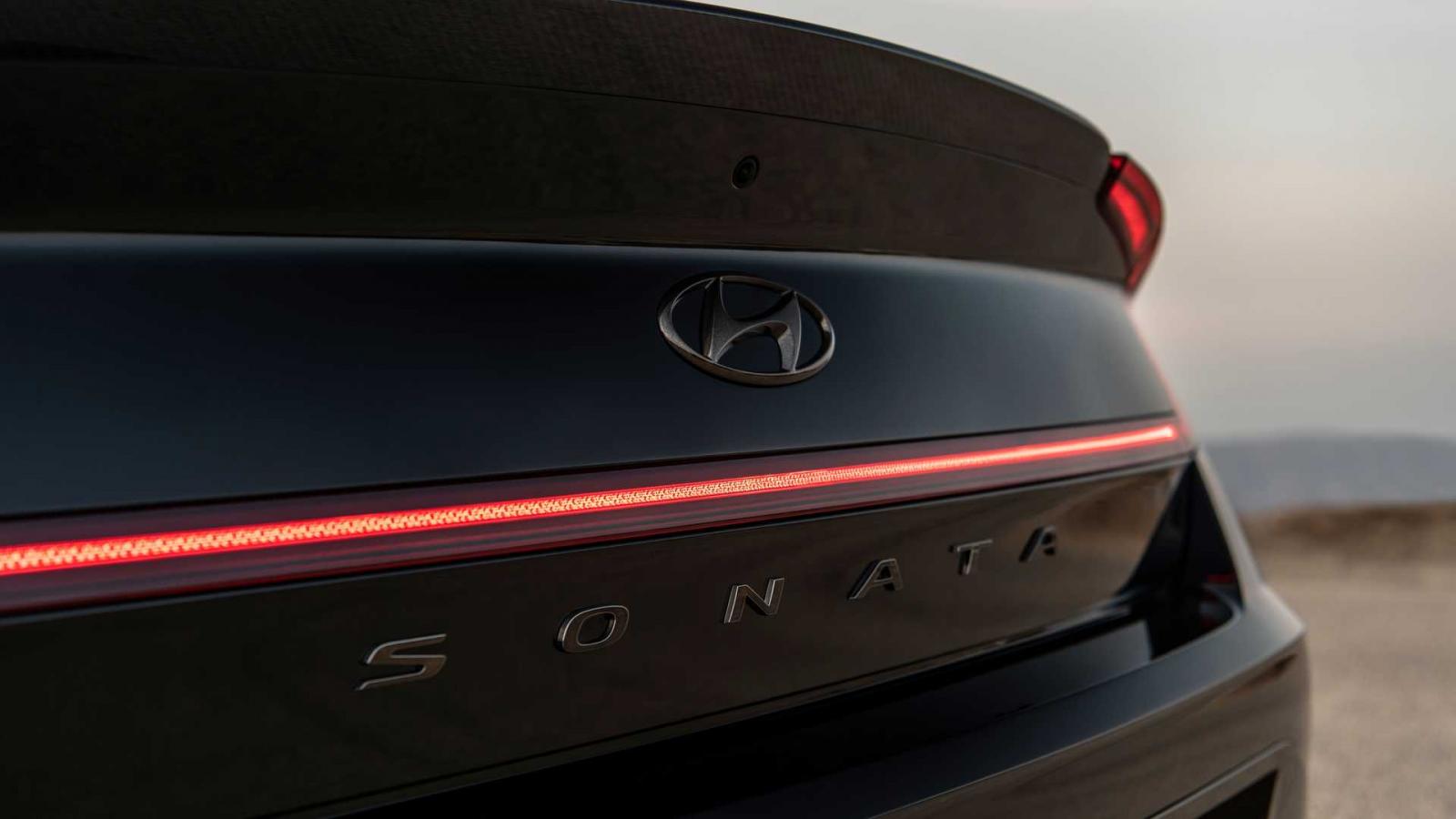 Logo phía sau Hyundai Sonata N-Line Night Edition 2022 Logo phía sau Hyundai Sonata N-Line Night Edition 2022.