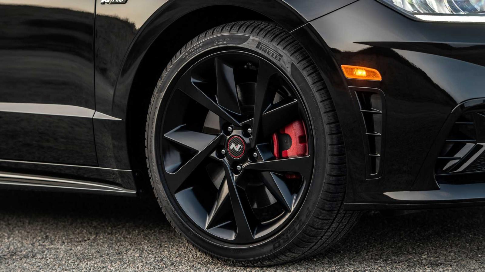 Ốp la-zăng bằng carbon trên Hyundai Sonata N-Line Night Edition 2022 Ốp la-zăng bằng carbon trên Hyundai Sonata N-Line Night Edition 2022.