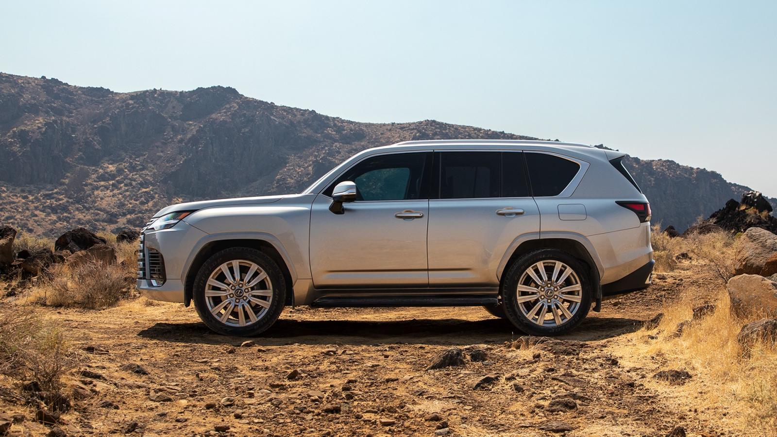 thân Lexus LX 600 2022.