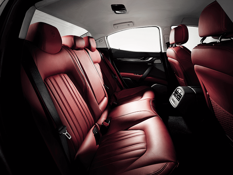 hàng ghế sau xe Maserati Ghibli 2021.