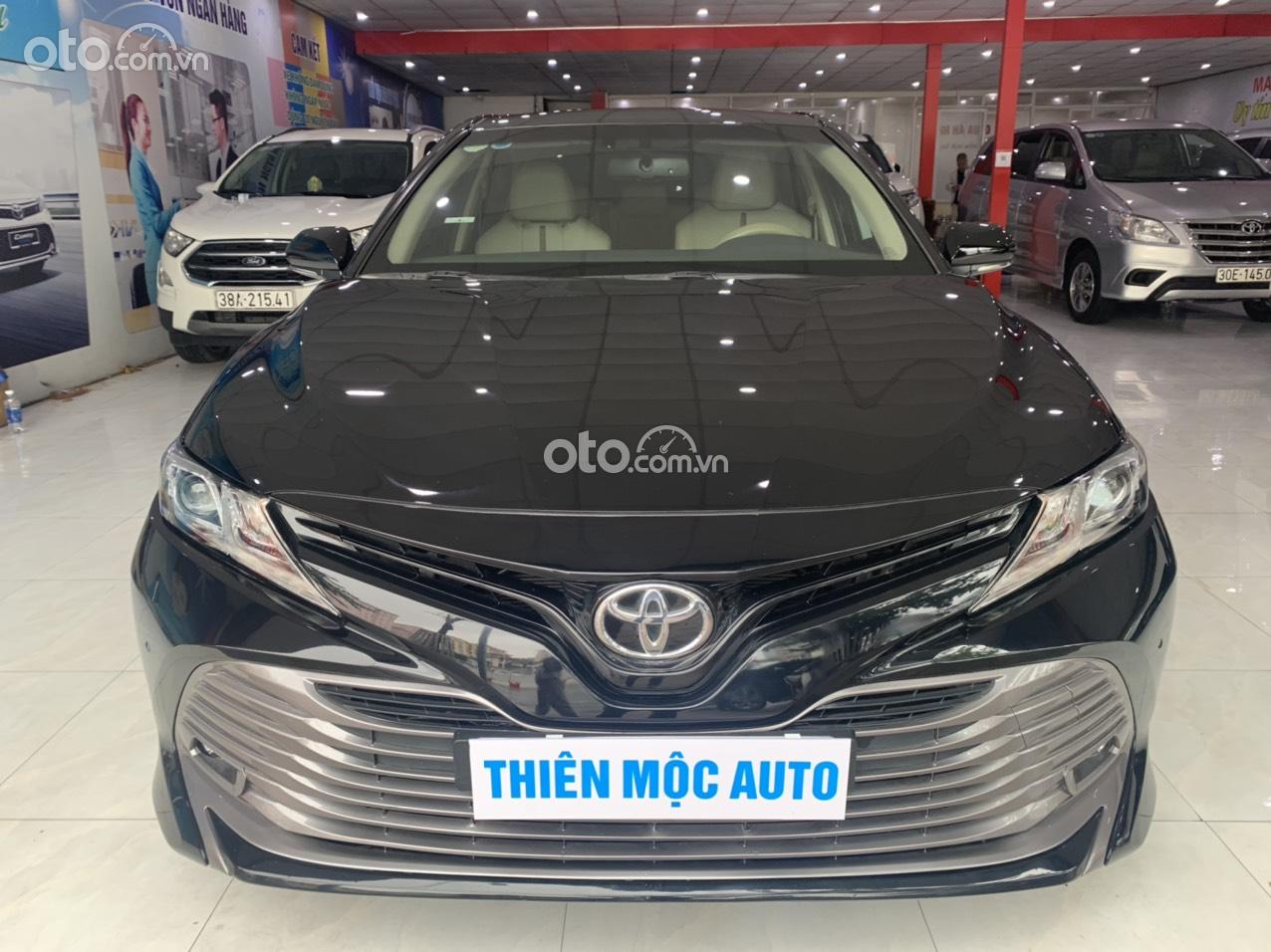 Toyota Camry 2.0 G 2019, màu đen, nhập khẩu