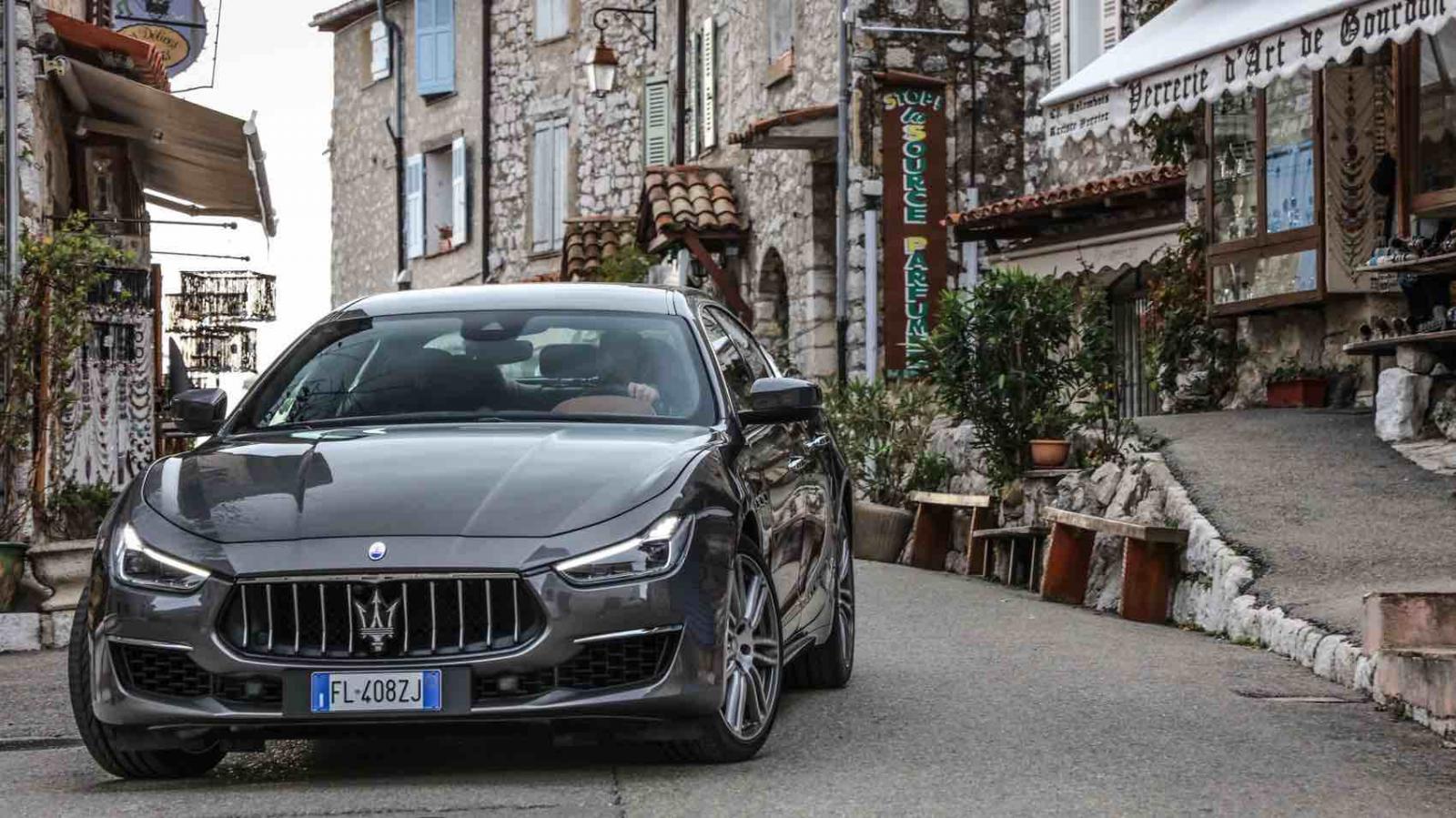 Đầu xe Maserati Quattroporte.