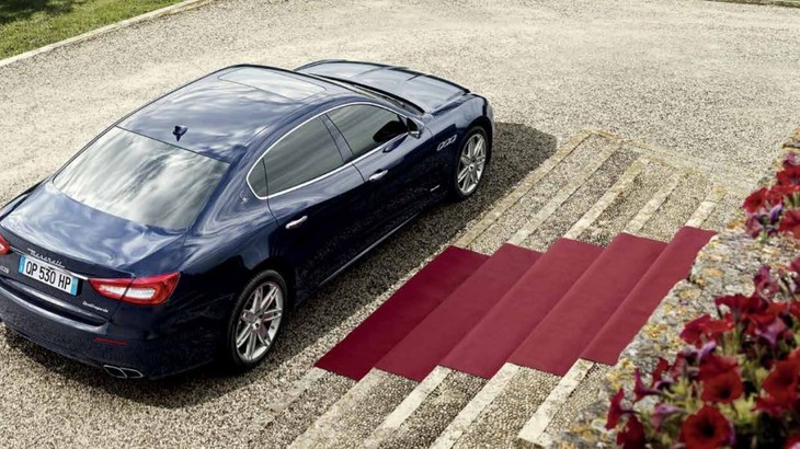 thân xe Maserati Quattroporte.