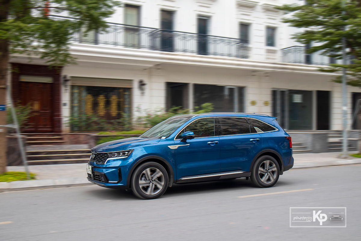 KIA Sorento là đối thủ của Hyundai Santa Fe, Toyota Fortuner, Mazda CX-8,  1