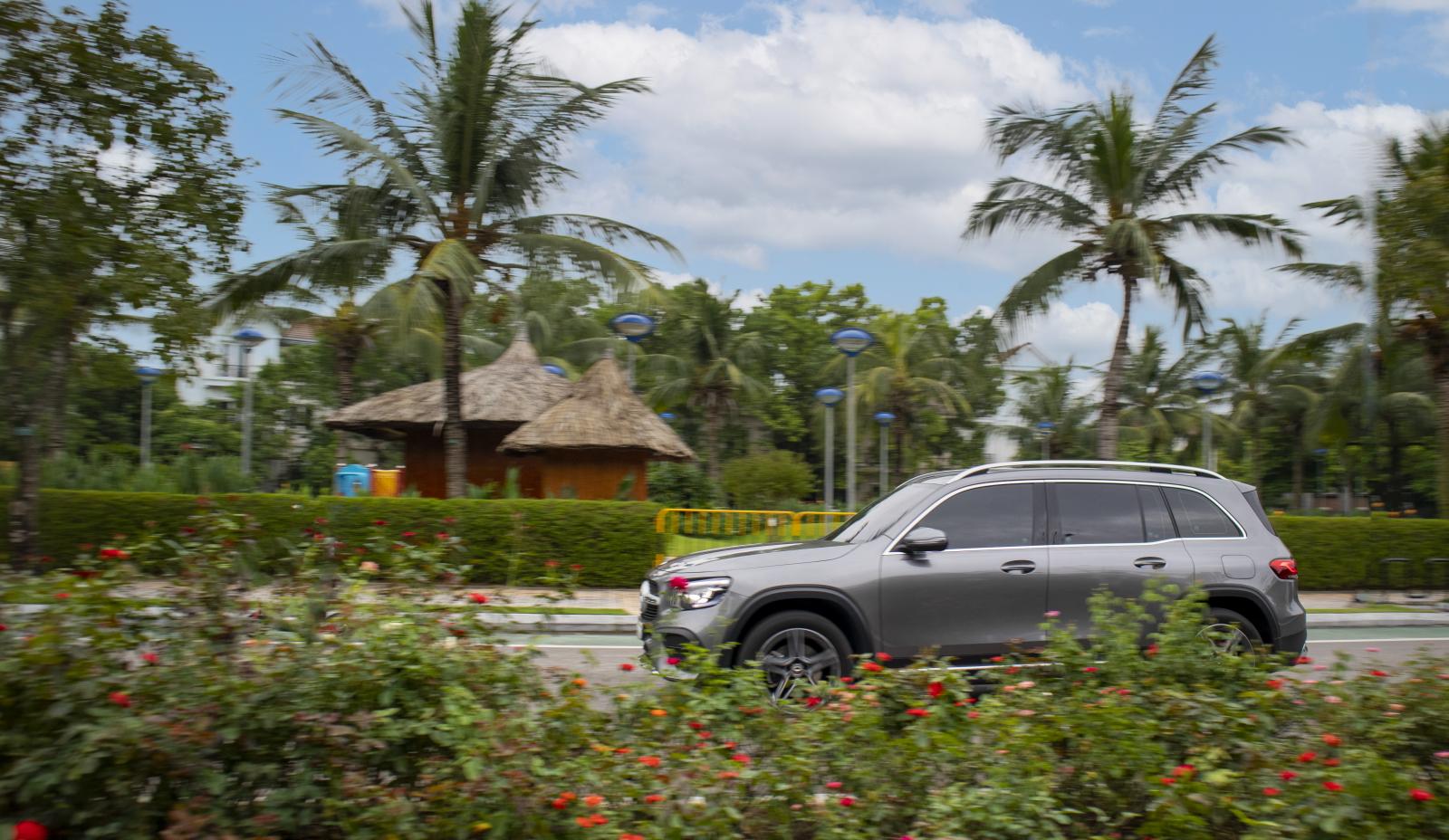 Ảnh Vận hành xe Mercedes-Benz GLB 200 AMG 2021 a1