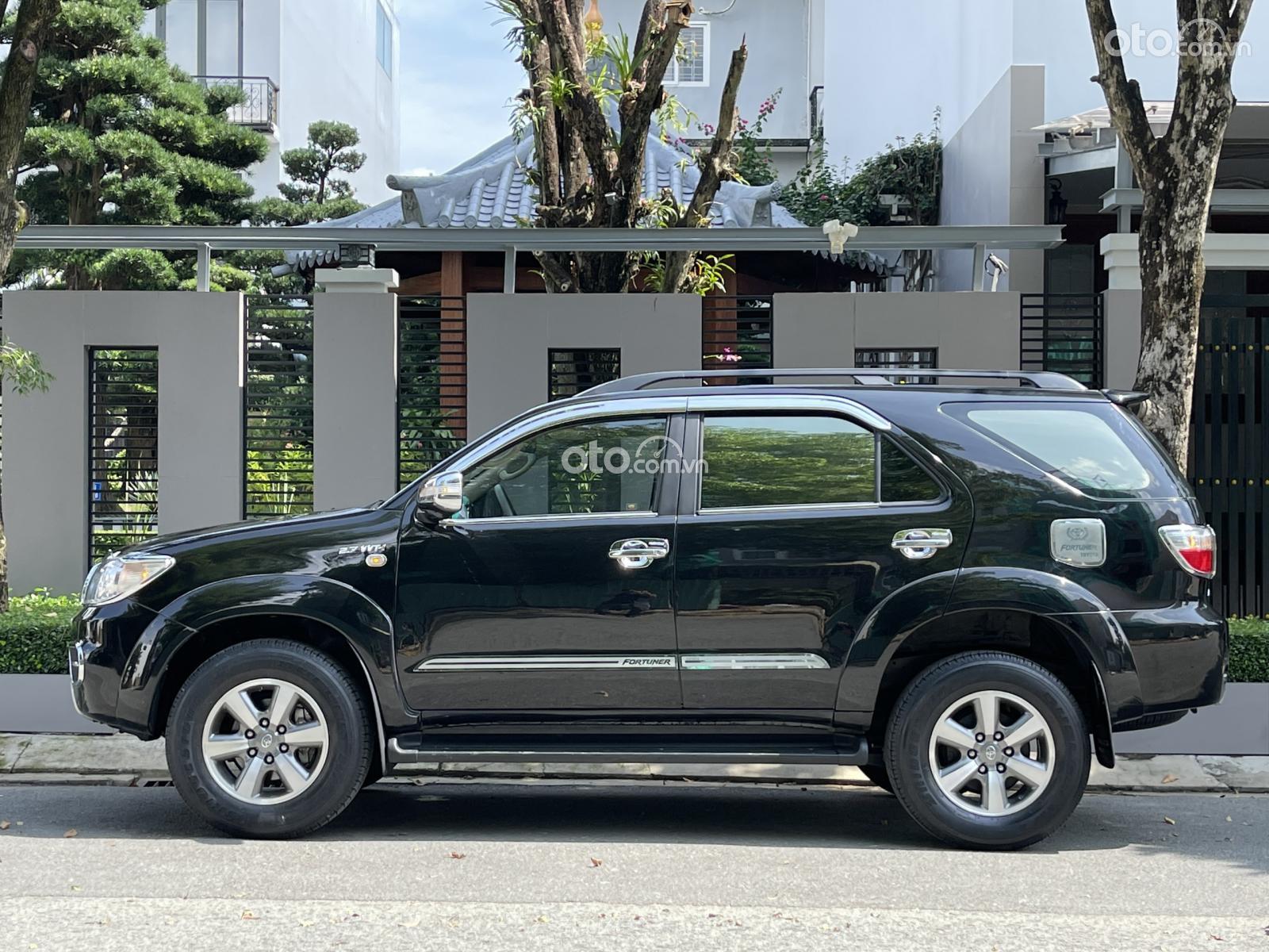 Toyota Fortuner 2.7 tự động hai cầu 4WD model 2011 - màu đen ánh kim