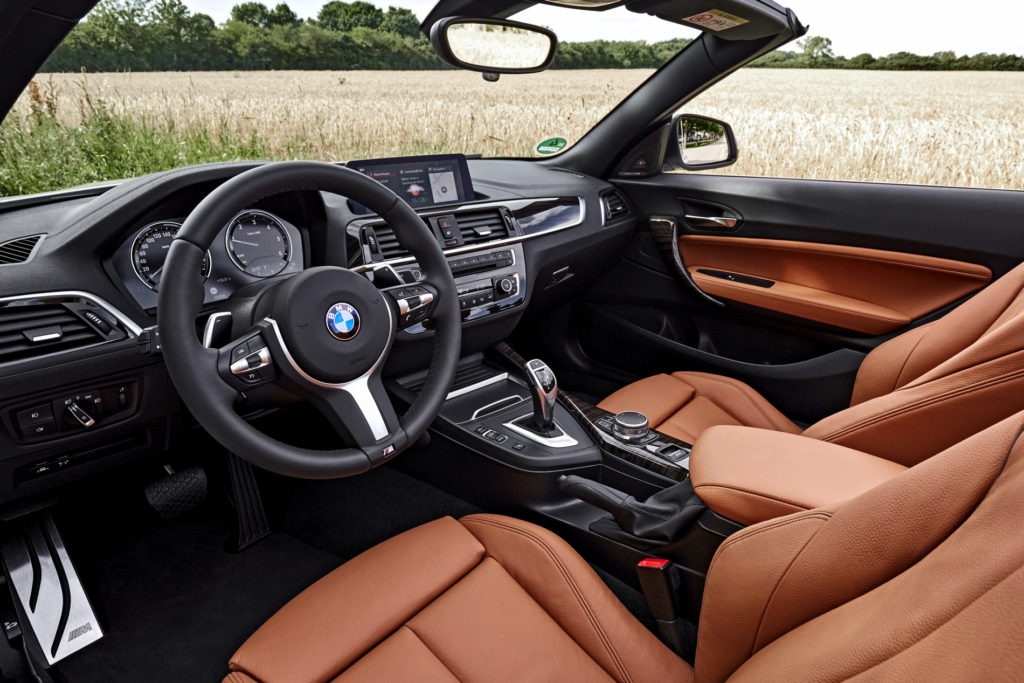 Da Sensatec - một loại da tổng hợp được sử dụng cho các dòng xe BMW tiêu chuẩn.