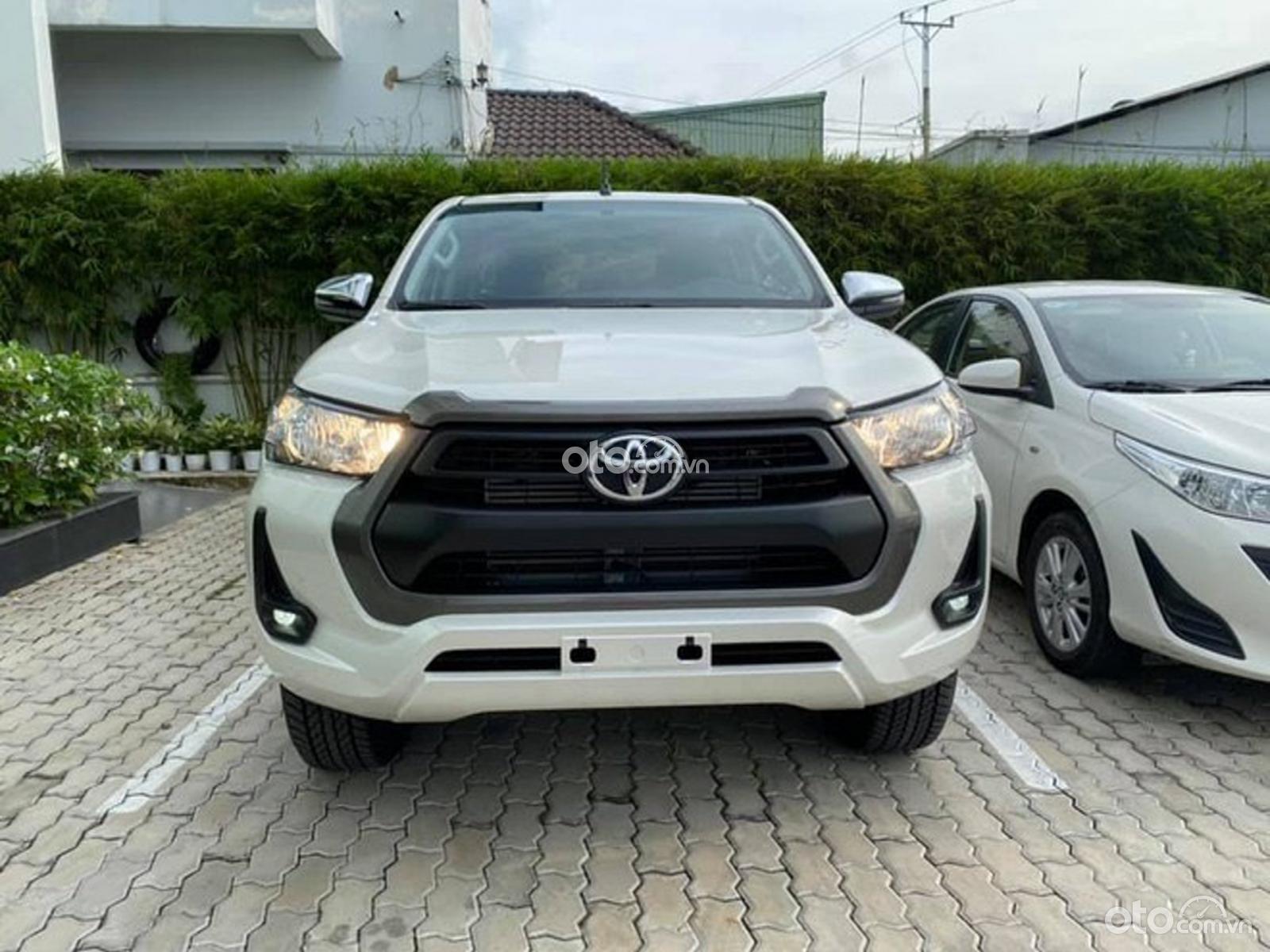Toyota Hilux nhập khẩu chỉ 220tr nhận xe - hỗ trợ gói phụ kiện chính hãng - góp lãi suất thấp - giao xe tận nhà
