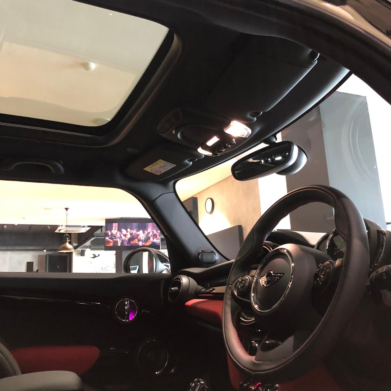 cửa sổ trời xe MINI Cooper 5 cửa.