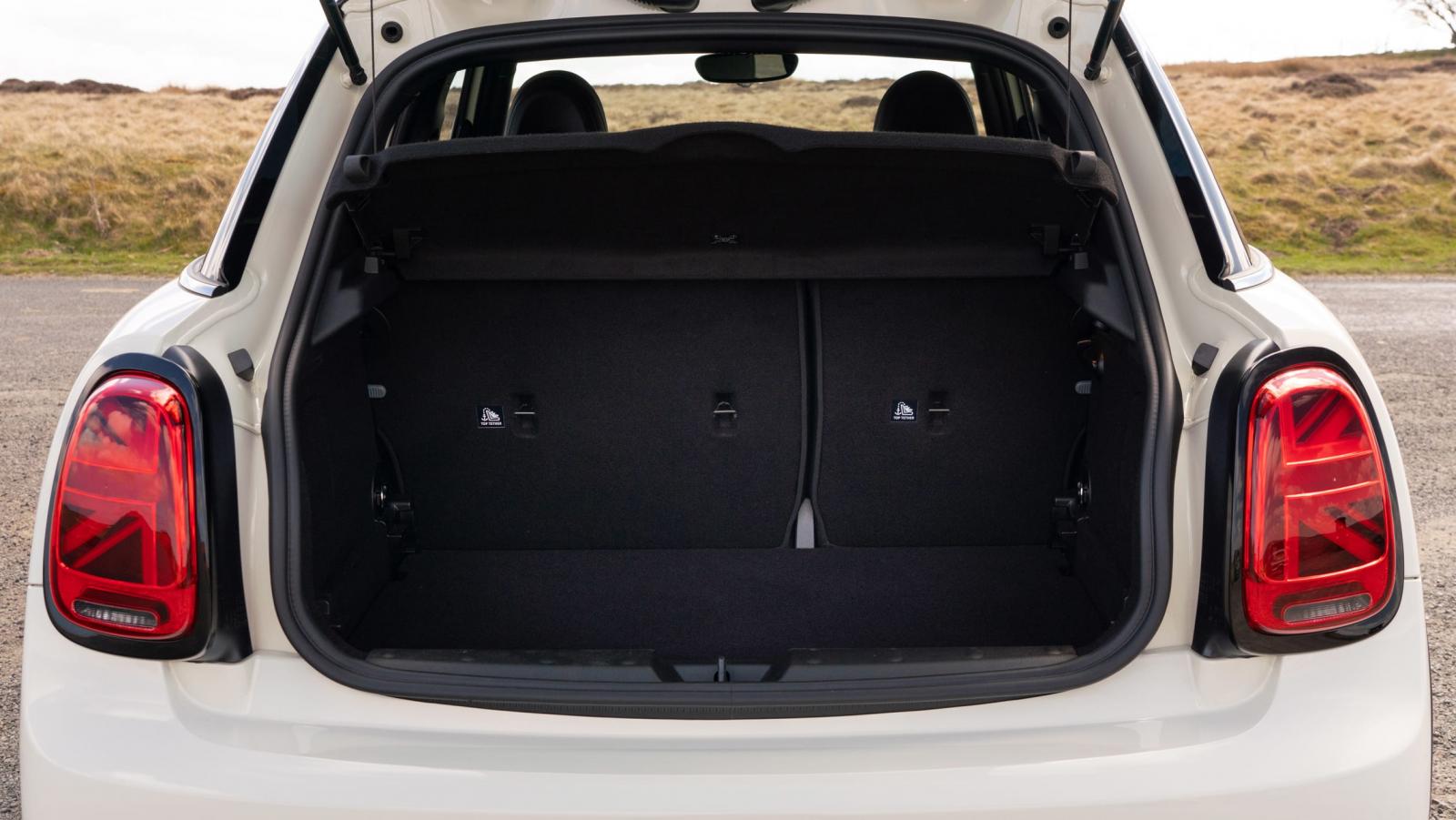 khoang hành lý xe MINI Cooper 5 cửa.