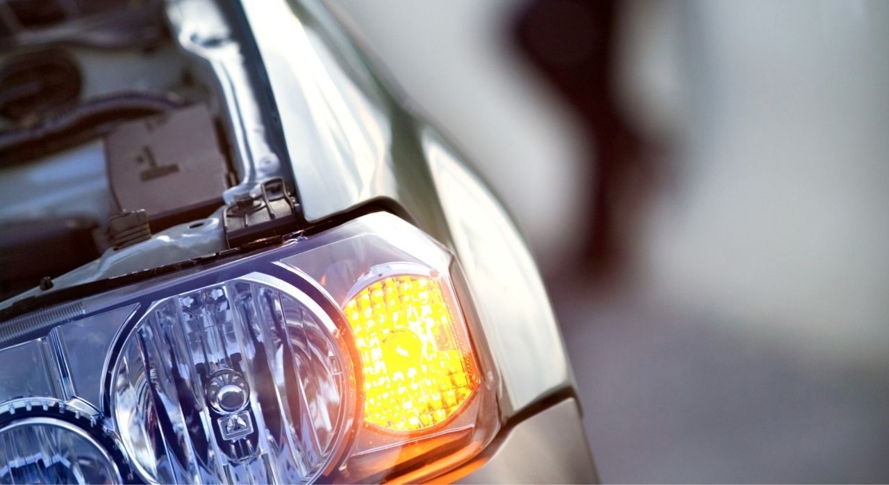 Hầu hết các lái xe đều nghĩ rằng việc bật đèn báo nguy hiểm sẽ làm tăng khả năng quan sát trong điều kiện thời tiết xấu.