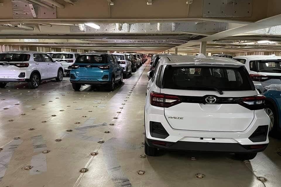 Lô xe Toyota Raize đầu tiên cập bến, số lượng hạn chế, đại lý tăng thêm 30 triệu tiền cọc a2