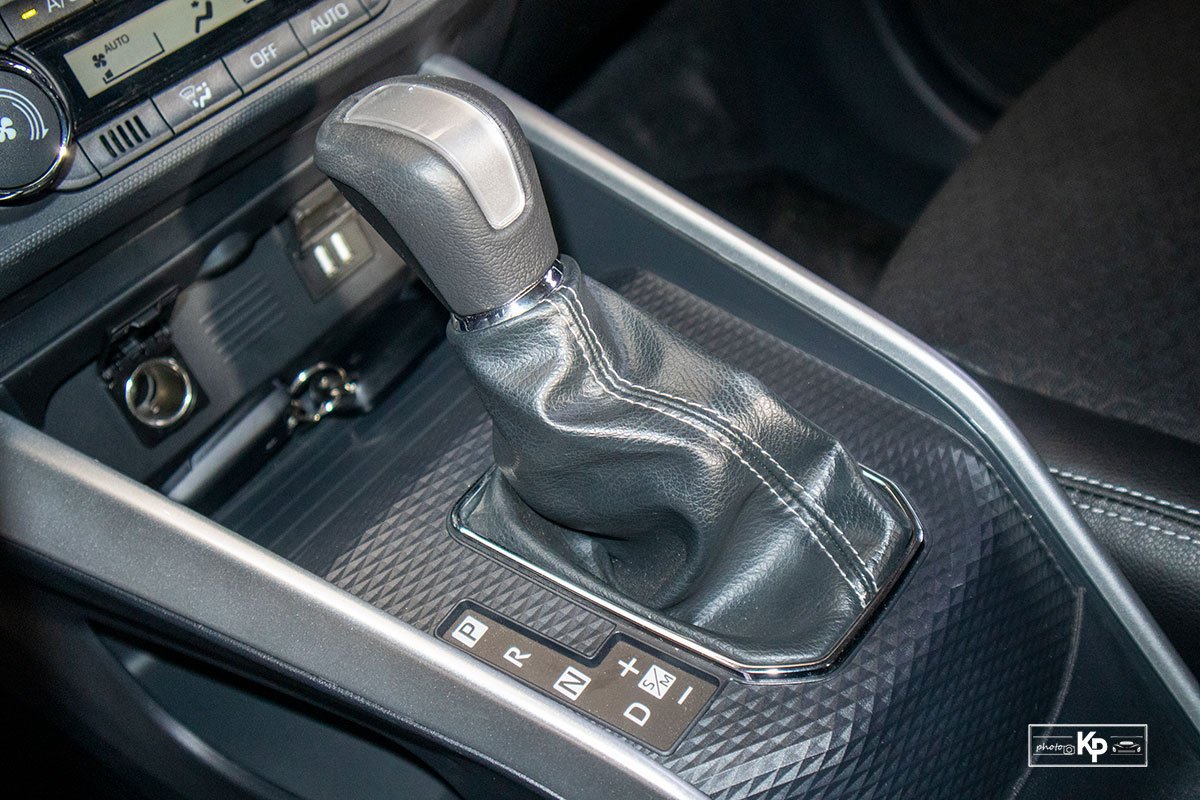 Cụm cần số Toyota Raize.