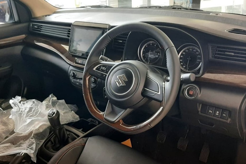 Nội thất của xe được bao phủ bởi lớp sơn đen huyền bí.1