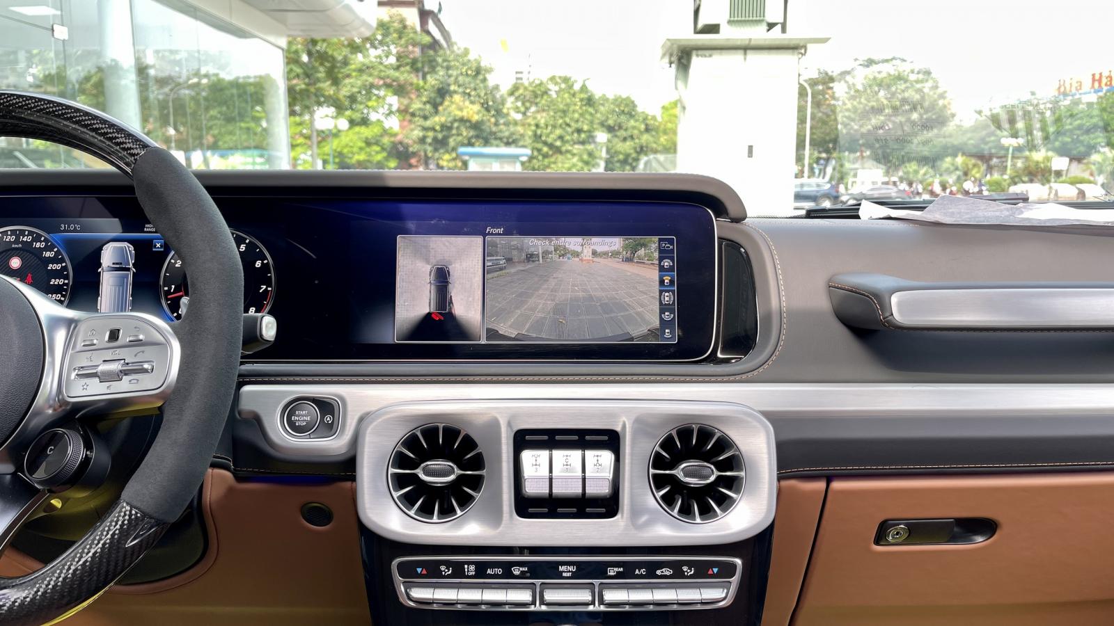 màn hình thông tin xe Mercedes-AMG G63.