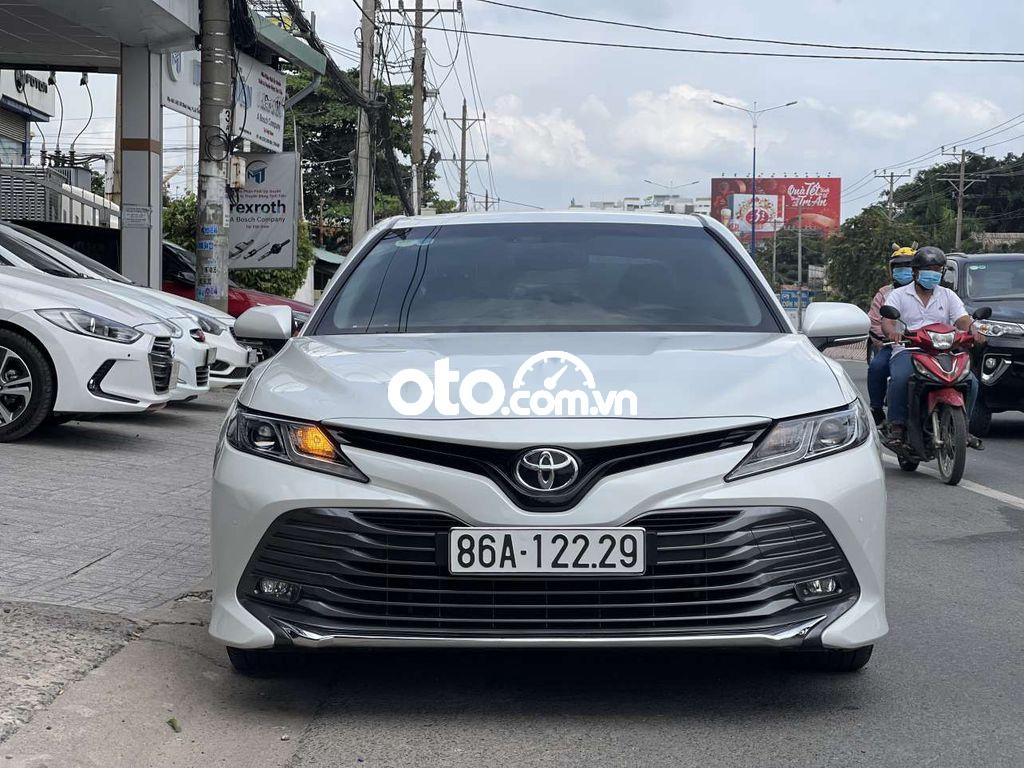 Cần bán Toyota Camry 2.0G sản xuất năm 2019, màu trắng, nhập khẩu Thái