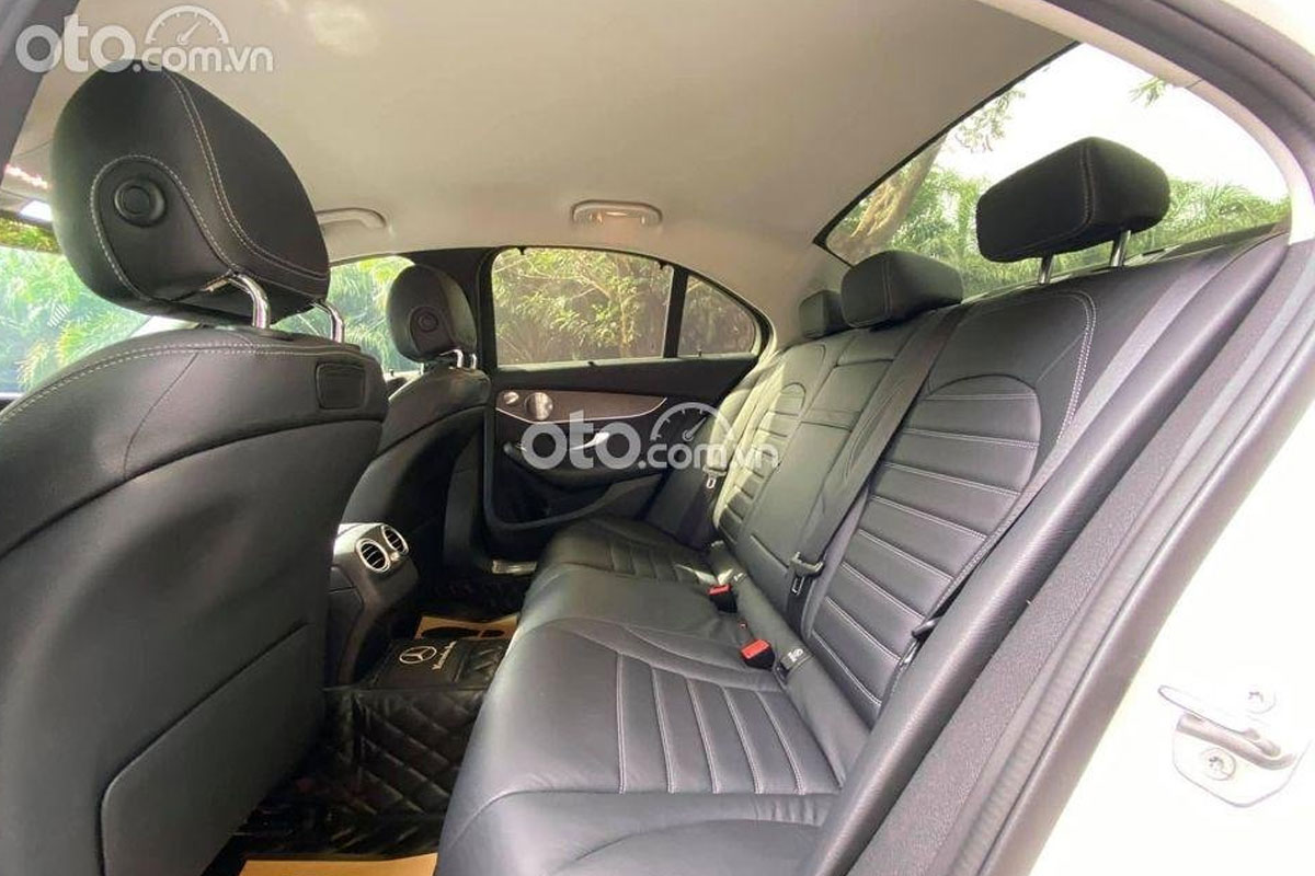 Nội thất xe Mercedes-Benz C200 Exclusive 2019.