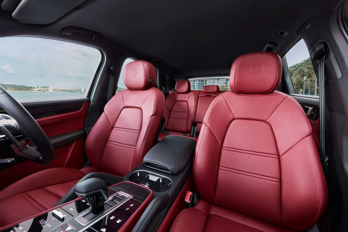 Nội thất của Porsche Cayenne CKD có 2 tuỳ chọn màu sắc.