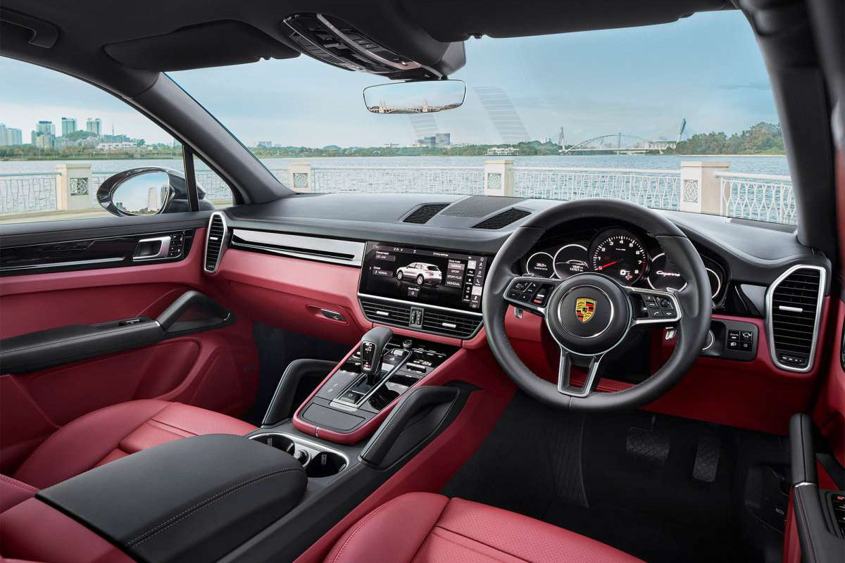 Mặc dù là bản Base nhưng Porsche Cayenne có khá nhiều trang bị ở cấp độ cao.