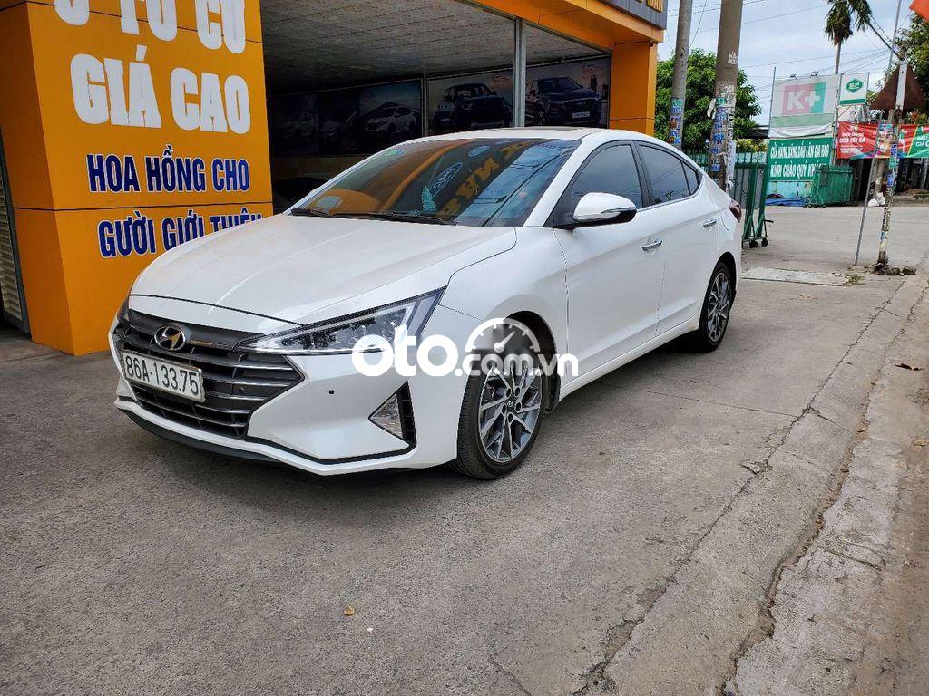 Cần bán xe Hyundai Elantra 2.0 AT đời 2020, màu trắng, giá tốt