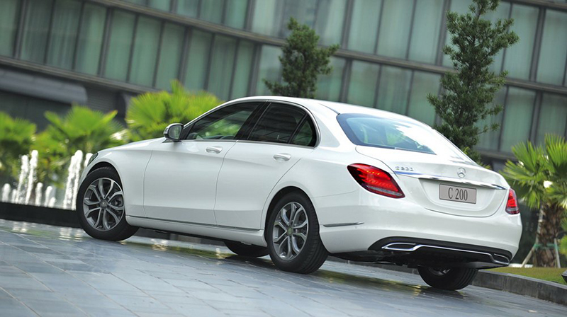 Mercedes C200 tạo ấn tượng với thiết kế đuôi xe tinh tế, mượt mà và có phần “lưỡng tính”