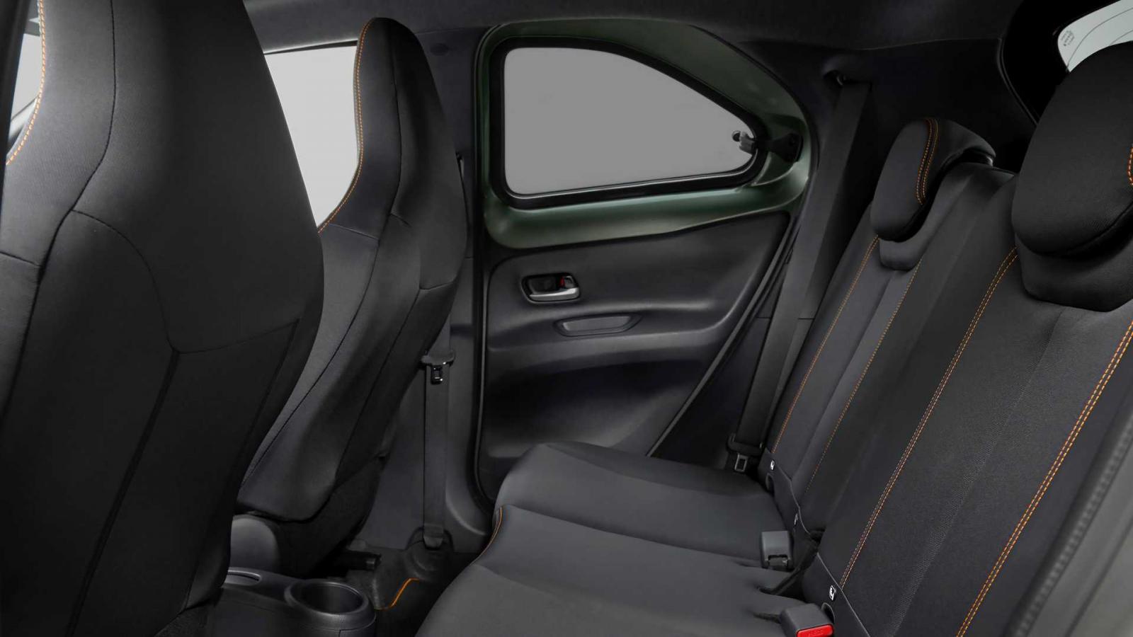 Không gian cho người ngồi sau trên Toyota Aygo X 2022 đã được cải thiện.