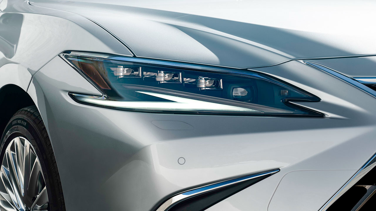 Lexus ES 2022 được trang bị đèn pha Projector LED thích ứng Blade Scan AHS.