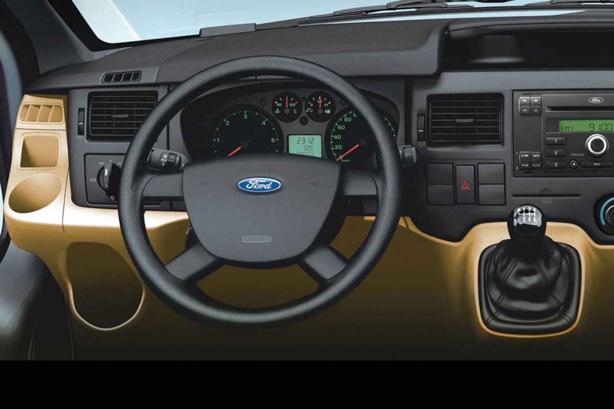 Ford Transit 2020 sở hữu khoang nội thất rộng rãi 1