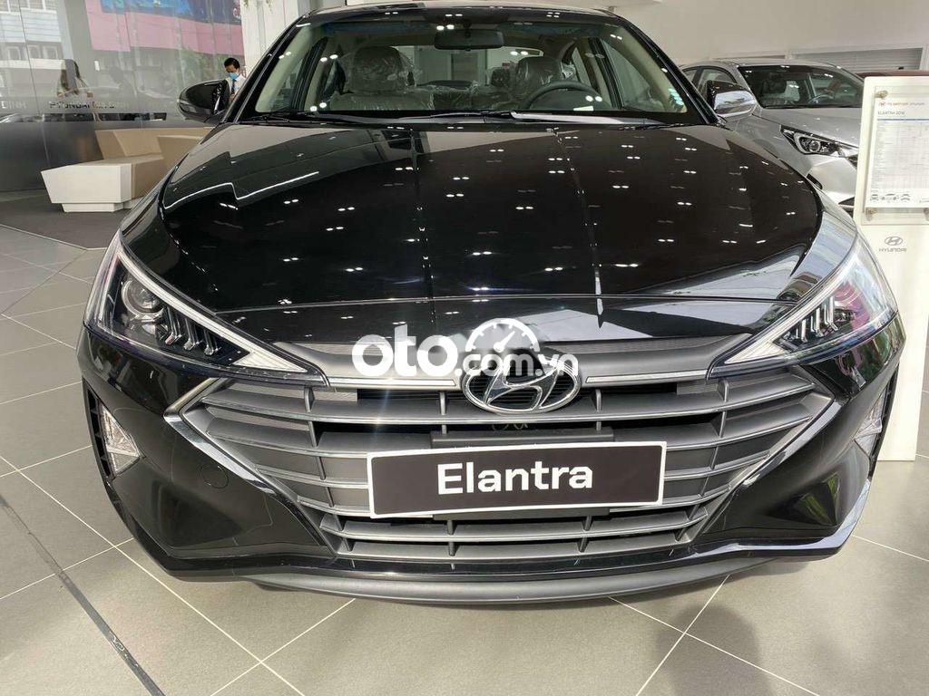 Cần bán xe Hyundai Elantra đời 2020, màu đen, giá chỉ 575 triệu