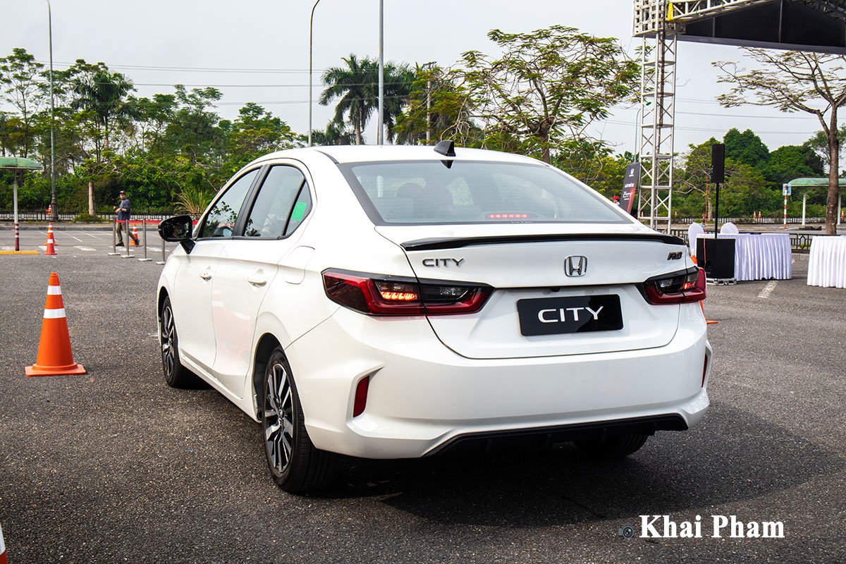 Honda City cũng sở hữu nhiều trang bị “ăn điểm” hơn.